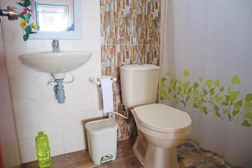 布卡拉曼加Villa Bonita的一间带卫生间和水槽的浴室