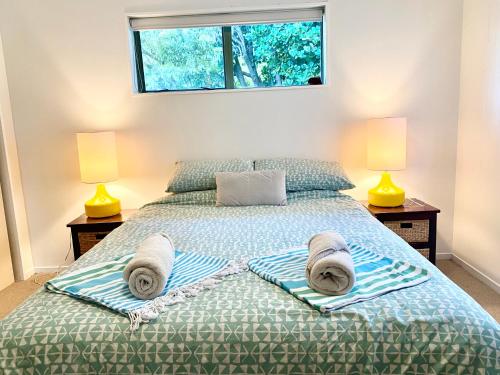 帕帕莫阿Sanddune Delight的一间卧室配有带毛巾的床