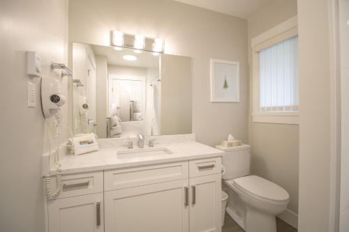 帕克斯维尔海滨小径度假酒店的白色的浴室设有水槽和卫生间。