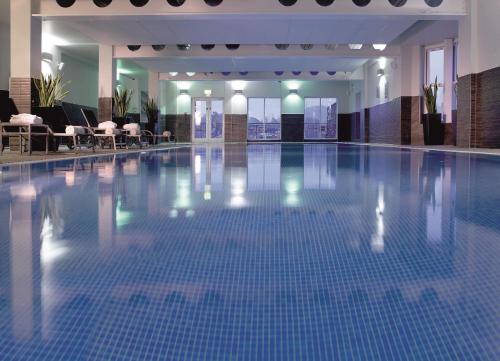 鲍内斯温德米尔麦克唐纳德老英格兰酒店&SPA的大楼内一个蓝色瓷砖的大型游泳池