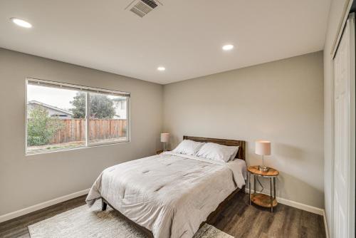 圣何塞Stylish San Jose Retreat - 7 Mi to Downtown的一间卧室设有一张床和一个窗口