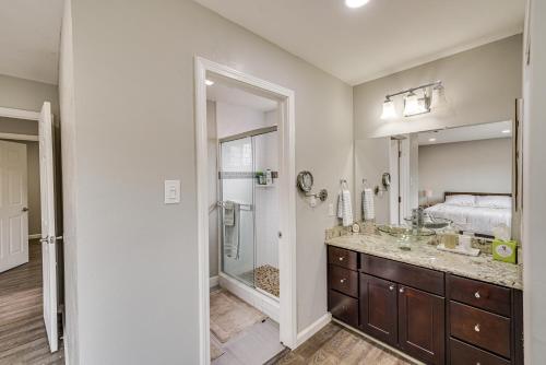 圣何塞Stylish San Jose Retreat - 7 Mi to Downtown的一间带水槽、淋浴和镜子的浴室