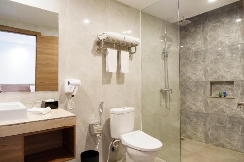 三宝垄ASTON Inn Pandanaran的带淋浴、卫生间和盥洗盆的浴室