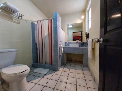 圣何塞德尔卡沃Santa Maria del Cabo的浴室配有卫生间、盥洗盆和淋浴。