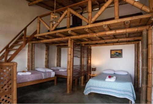 维加伊托La Cabaña del Mar Vichayito的配有木天花板的客房设有两张床。
