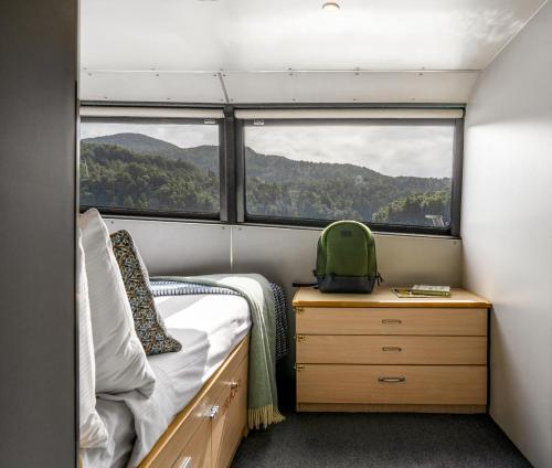 米尔福德峡湾米尔福德峡湾夜间游船 - 峡湾探险的一间小卧室,配有床和窗户