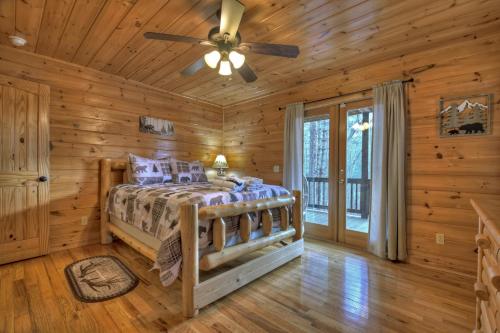 米纳勒尔布拉夫Three Cubs Cottage - Dog Friendly的小木屋卧室配有床和吊扇