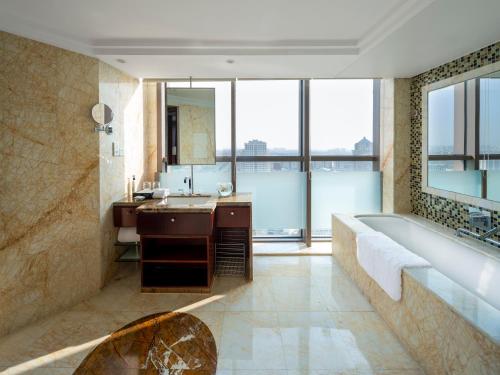 松江上海松江开元名都大酒店的带浴缸和盥洗盆的浴室
