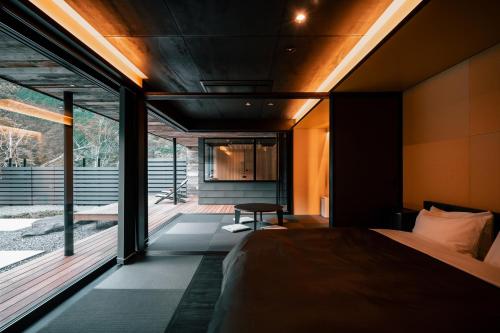 静冈UMEGASHIMA　DRIVEｰIN　＆　SAUNA　VILLA的一间卧室设有一张床和一个大窗户