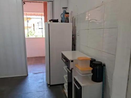 伊列乌斯Apartamento em Ilhéus的一间厨房,内配白色冰箱