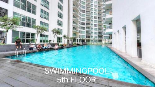 吉隆坡Regalia Exclusive Hostel的一座建筑物中央的游泳池