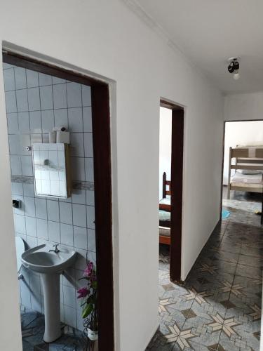 蒙加瓜Casa de praia em Mongaguá的一间带水槽和镜子的浴室