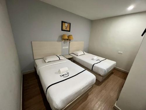 吉隆坡Seeds Hotel Cheras Maluri的一间小房间,内设两张床