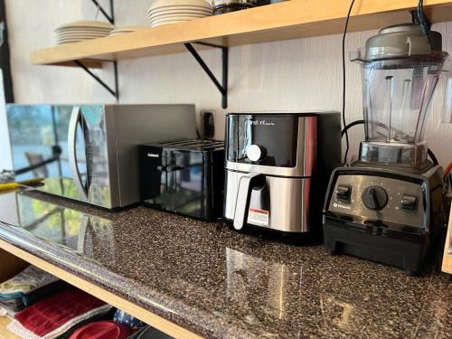 瓜达拉哈拉Leveli Coliving的厨房柜台配有咖啡壶和搅拌机