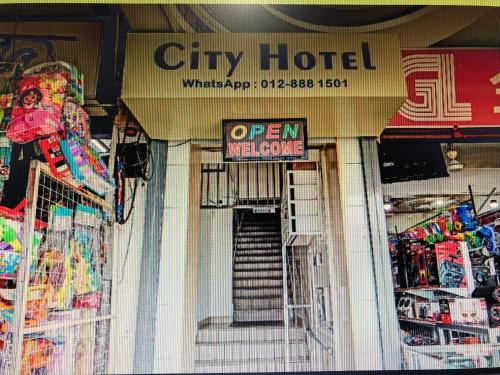 诗巫City hotel的商店里有一个开放标志的城市酒店