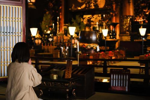 长野信州善光寺 薬王院的坐在一个房间柜台前的女人