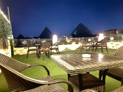 开罗Pyramids moon view的庭院在晚上配有桌椅