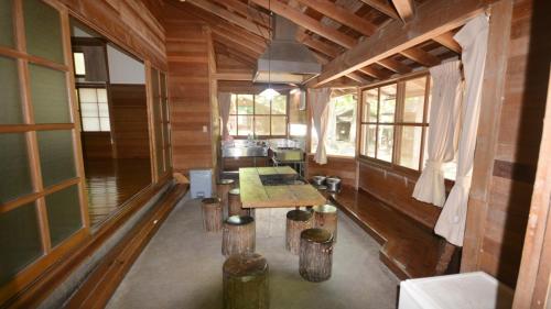 YumotoTabino Camping Base Akiu Tree House - Vacation STAY 23966v的木屋内的房间,配有桌子