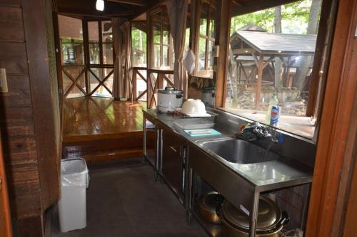 YumotoTabino Camping Base Akiu Tree House - Vacation STAY 23969v的房屋内的厨房设有水槽和窗户