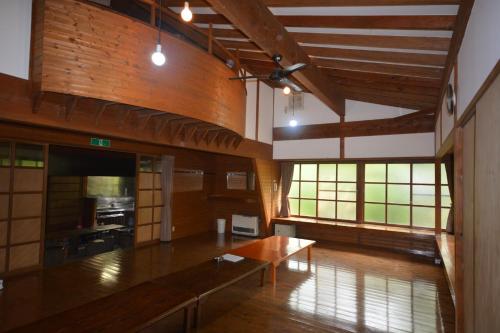 YumotoTabino Camping Base Akiu Tree House - Vacation STAY 23971v的大型客房,位于大楼内,设有木桌