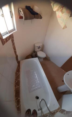 HorconDomo Sol Del Valle的带浴缸和卫生间的小浴室