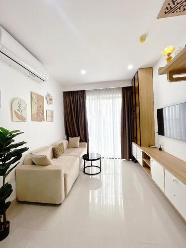 Thôn Văn DươngAmy Apartment in Nera Garden Hue的带沙发和电视的客厅