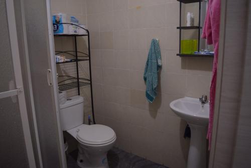 通苏帕Casa privada en Tonsupa con piscina的一间带卫生间和水槽的浴室