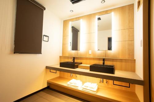 奈良Aristo Bldg 3rd floor - Vacation STAY 23025v的浴室设有2个水槽和2面镜子