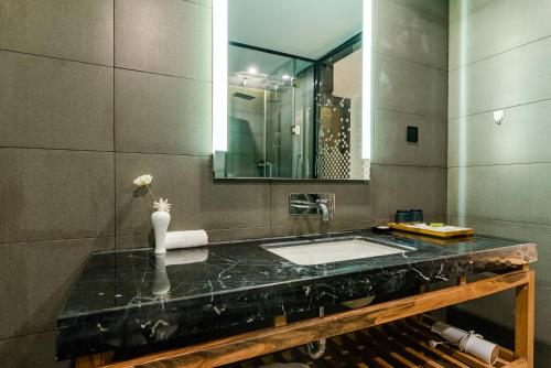 郑州素朴酒店(郑州CBD国际会展中心店)的一间带水槽和镜子的浴室