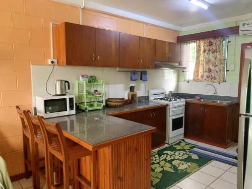 苏瓦Elizabeth Accomodation-Your Home Away from Home的厨房配有木制橱柜和台面