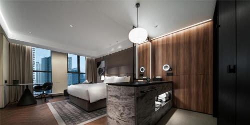 武汉武汉恺德光谷城际酒店的配有床和书桌的酒店客房