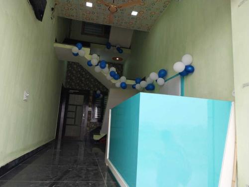 JīndOYO HOTEL GREEN的天花板上悬挂着蓝色和白色气球的走廊