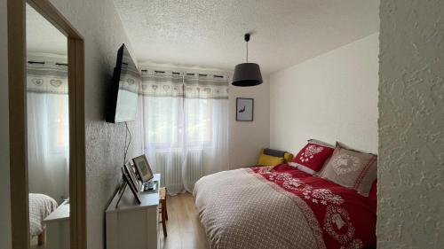 佩尔武Edelweiss de Vallouise-Pelvoux, 52m2的一间卧室配有一张带红白毯子的床