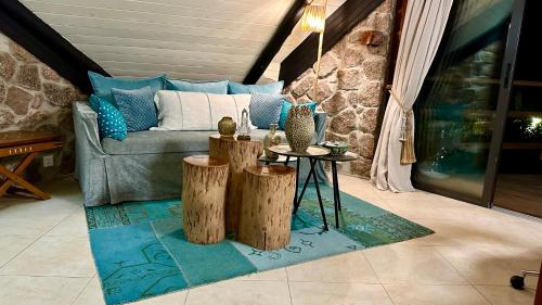 贝圣安那Château de feuilles的客厅配有沙发和2张树 ⁇ 桌