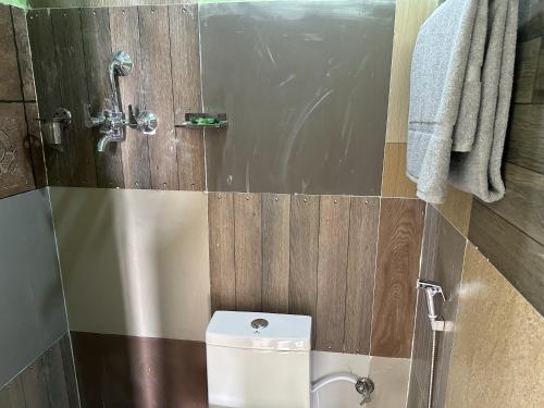 加德满都Kankali Viewpoint Resort Pvt Ltd的带淋浴和卫生间的浴室。
