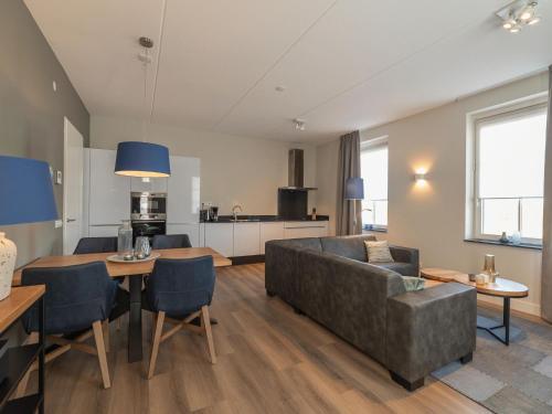 Premium apartment with private wellness in Zeeland的休息区