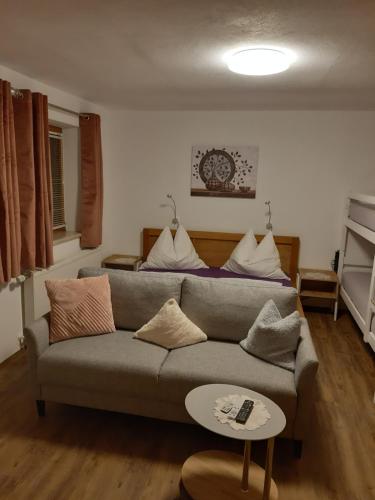 格尔洛斯贝格Apartment Rahm的客厅配有沙发和桌子