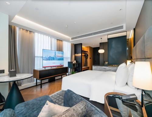 武汉武汉恺德光谷城际酒店的一间酒店客房,配有一张大床和一台平面电视