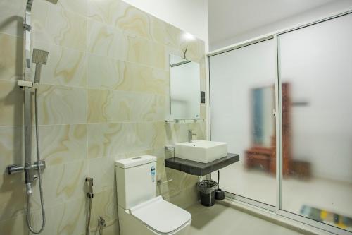 康提Anu - The Breeze of Heaven的浴室配有卫生间、盥洗盆和淋浴。