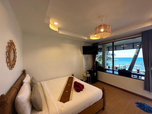 拉迈银色海滩旅游度假酒店的一间卧室配有一张床、一张沙发和一个窗口