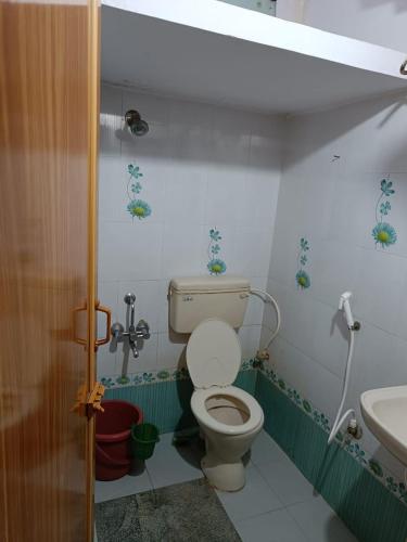 迈索尔Kamadhenu Homestay的一间带卫生间和水槽的浴室