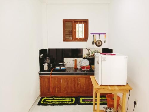 希克杜沃New Summer Vacation的厨房配有柜台和白色冰箱。