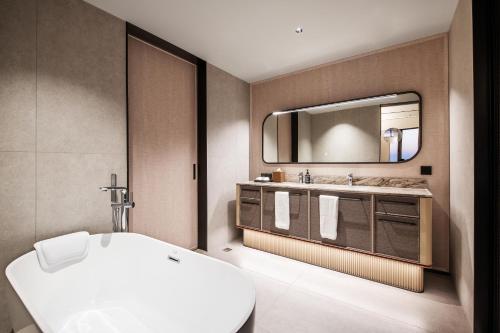 上海上海虹桥机场城际酒店的浴室设有白色水槽和镜子