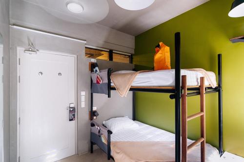 爱妮岛斯皮尼设计旅舍 - 爱妮岛的双层床间 - 带两张双层床和绿色墙壁