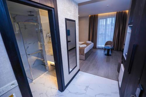 巴库Arium Hotel Baku的带淋浴和镜子的浴室