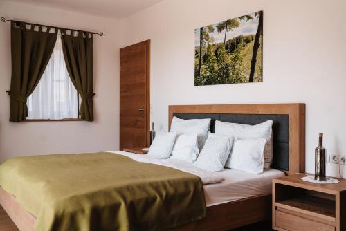 莱布尼茨Weingut Assigal的一间卧室设有一张大床和一个窗户。