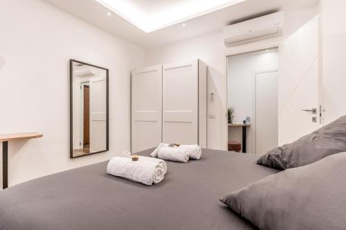 罗马LoungeFloor Metro A Netflix & Wi-Fi的一间卧室配有一张大床和两条毛巾