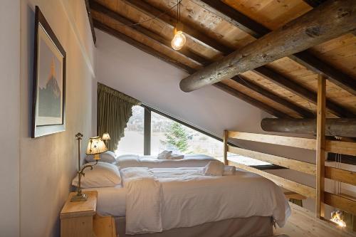 卡拉维塔Alpine Aria的一间卧室设有两张床和大窗户