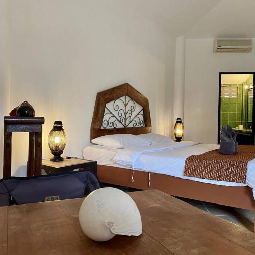 苏梅岛La Casa Bianca Samui的一间卧室配有两张床和一张桌子