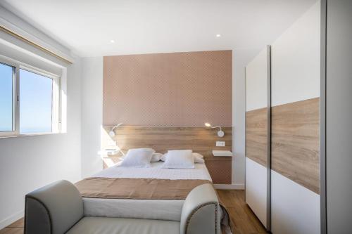 绍萨尔Casa Senderos del Norte的一间卧室设有一张大床和一个窗户。